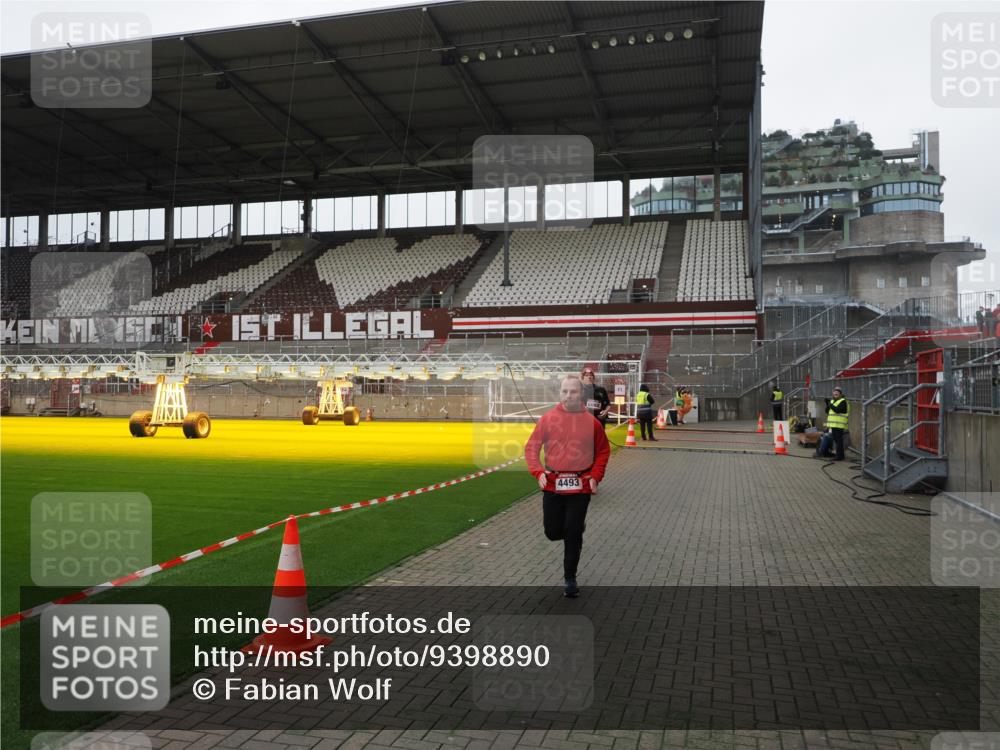 07.12.2025 - St. Pauli X-Mass-Run No. 15 Fabian Wolf http://msf.ph/oto/9398890 07.12.2025 10:56:01 Ziel 2485, 4493 meine-sportfotos.de