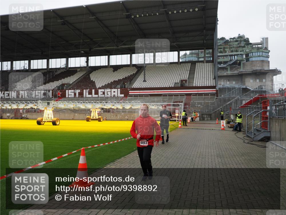 07.12.2025 - St. Pauli X-Mass-Run No. 15 Fabian Wolf http://msf.ph/oto/9398892 07.12.2025 10:56:01 Ziel 2485, 4493 meine-sportfotos.de