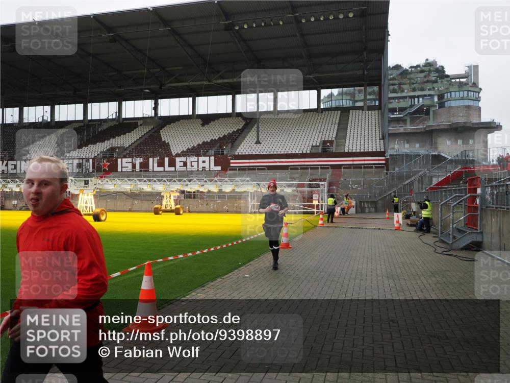 07.12.2025 - St. Pauli X-Mass-Run No. 15 Fabian Wolf http://msf.ph/oto/9398897 07.12.2025 10:56:02 Ziel 2485, 4493 meine-sportfotos.de