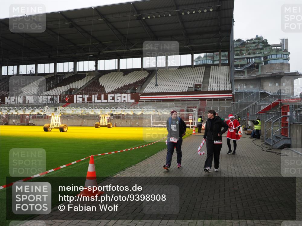 07.12.2025 - St. Pauli X-Mass-Run No. 15 Fabian Wolf http://msf.ph/oto/9398908 07.12.2025 10:56:19 Ziel 951, 955, 1790, 1793, 2170, 4063 meine-sportfotos.de