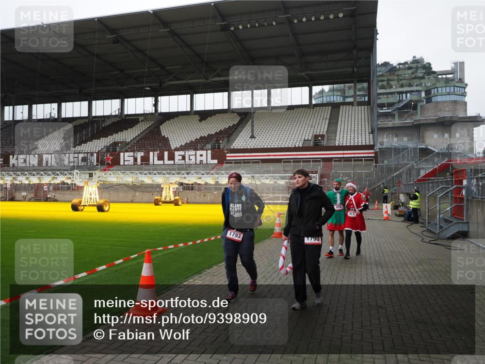 07.12.2025 - St. Pauli X-Mass-Run No. 15 Fabian Wolf http://msf.ph/oto/9398909 07.12.2025 10:56:20 Ziel 951, 955, 1790, 1793, 2170, 4063 meine-sportfotos.de