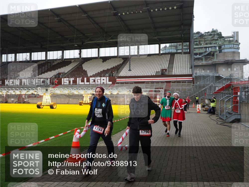 07.12.2025 - St. Pauli X-Mass-Run No. 15 Fabian Wolf http://msf.ph/oto/9398913 07.12.2025 10:56:21 Ziel 951, 955, 1790, 1793, 2170, 4063, 4146 meine-sportfotos.de