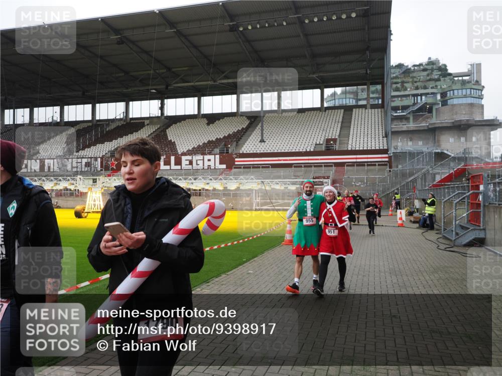 07.12.2025 - St. Pauli X-Mass-Run No. 15 Fabian Wolf http://msf.ph/oto/9398917 07.12.2025 10:56:22 Ziel 951, 955, 1790, 1793, 2170, 4063, 4146 meine-sportfotos.de