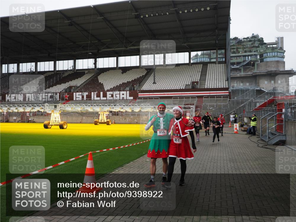 07.12.2025 - St. Pauli X-Mass-Run No. 15 Fabian Wolf http://msf.ph/oto/9398922 07.12.2025 10:56:23 Ziel 951, 955, 1790, 1793, 2170, 4063, 4146 meine-sportfotos.de