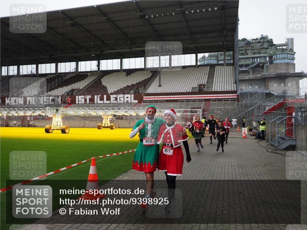 07.12.2025 - St. Pauli X-Mass-Run No. 15 Fabian Wolf http://msf.ph/oto/9398925 07.12.2025 10:56:24 Ziel 951, 955, 1790, 1793, 2170, 4063, 4146 meine-sportfotos.de