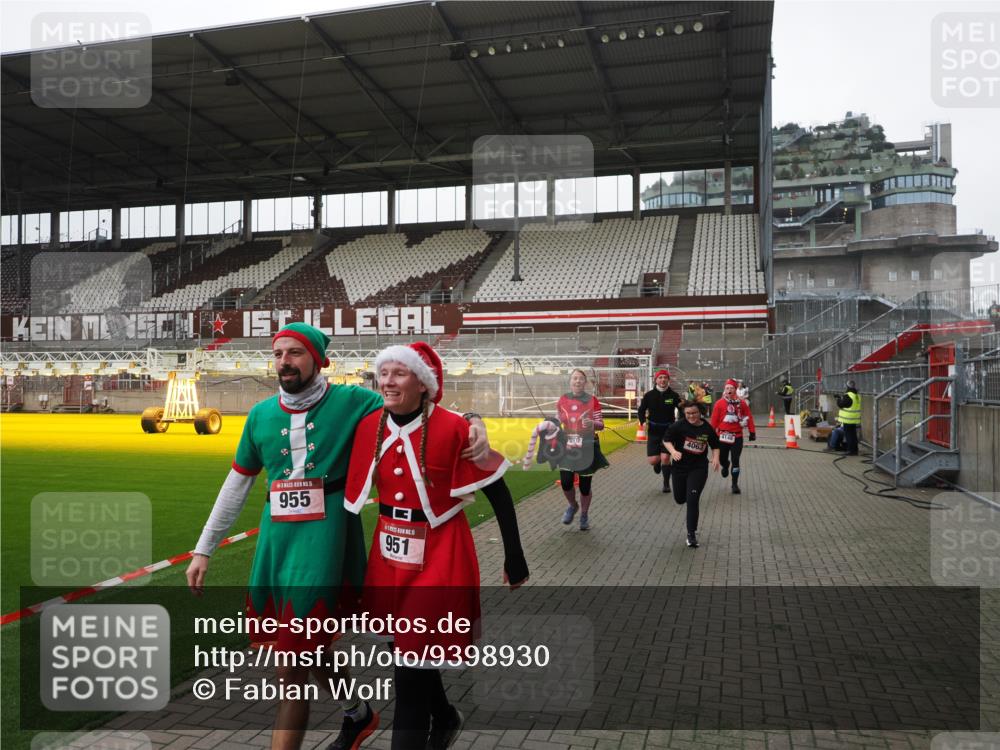 07.12.2025 - St. Pauli X-Mass-Run No. 15 Fabian Wolf http://msf.ph/oto/9398930 07.12.2025 10:56:25 Ziel 951, 955, 1790, 1793, 2170, 4063, 4146 meine-sportfotos.de
