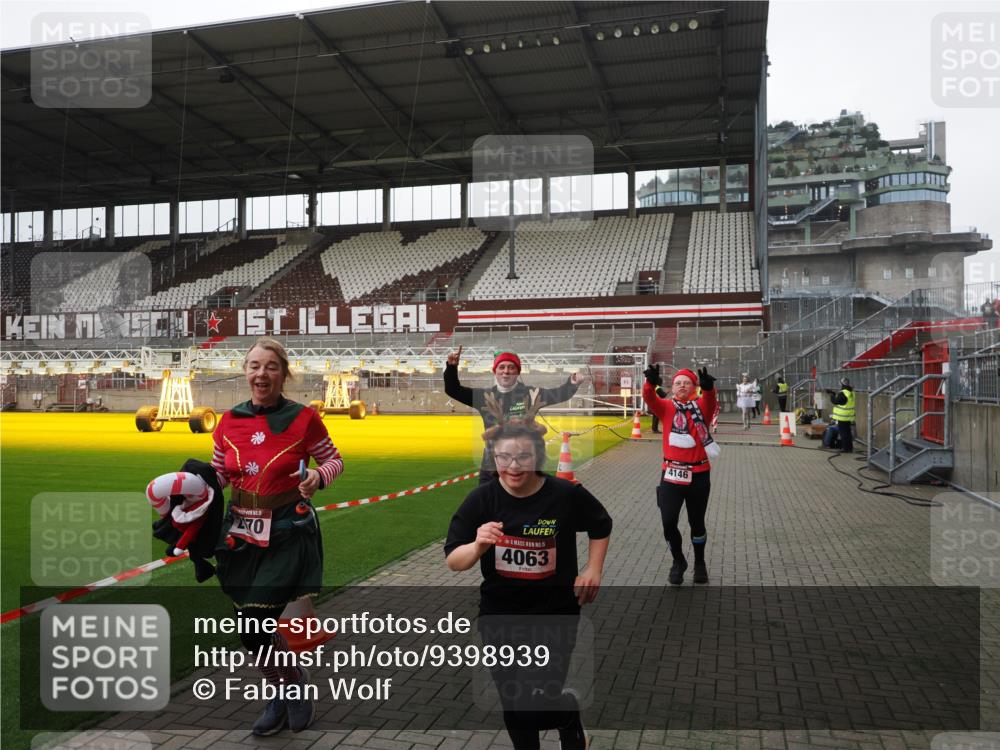 07.12.2025 - St. Pauli X-Mass-Run No. 15 Fabian Wolf http://msf.ph/oto/9398939 07.12.2025 10:56:27 Ziel 236, 248, 951, 955, 1790, 1793, 2170, 4063, 4146 meine-sportfotos.de