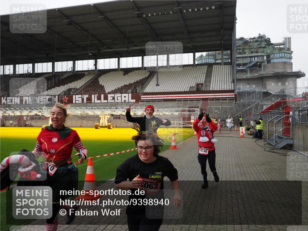 07.12.2025 - St. Pauli X-Mass-Run No. 15 Fabian Wolf http://msf.ph/oto/9398940 07.12.2025 10:56:27 Ziel 236, 248, 951, 955, 1790, 1793, 2170, 4063, 4146 meine-sportfotos.de