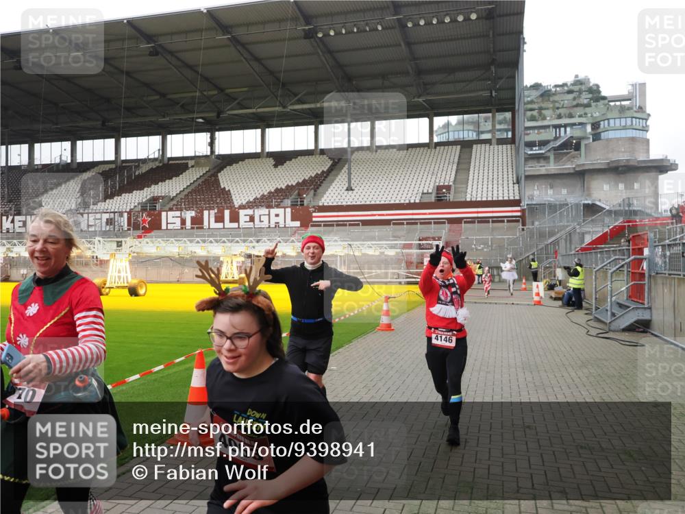 07.12.2025 - St. Pauli X-Mass-Run No. 15 Fabian Wolf http://msf.ph/oto/9398941 07.12.2025 10:56:27 Ziel 236, 248, 951, 955, 1790, 1793, 2170, 4063, 4146 meine-sportfotos.de