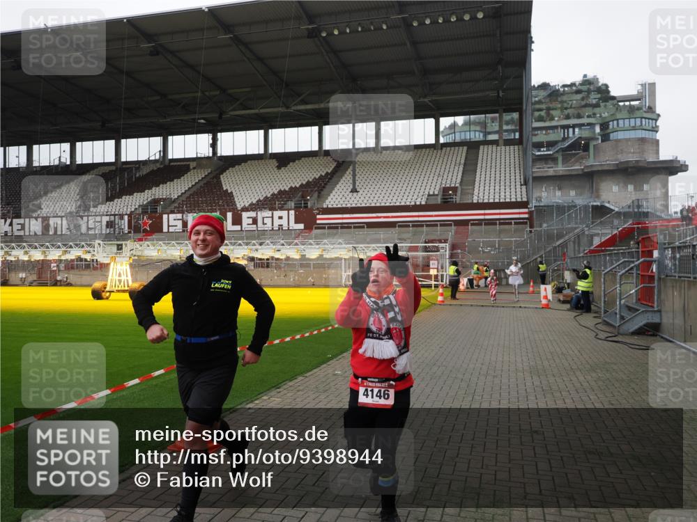07.12.2025 - St. Pauli X-Mass-Run No. 15 Fabian Wolf http://msf.ph/oto/9398944 07.12.2025 10:56:28 Ziel 236, 248, 951, 955, 1790, 1793, 2170, 4063, 4146 meine-sportfotos.de