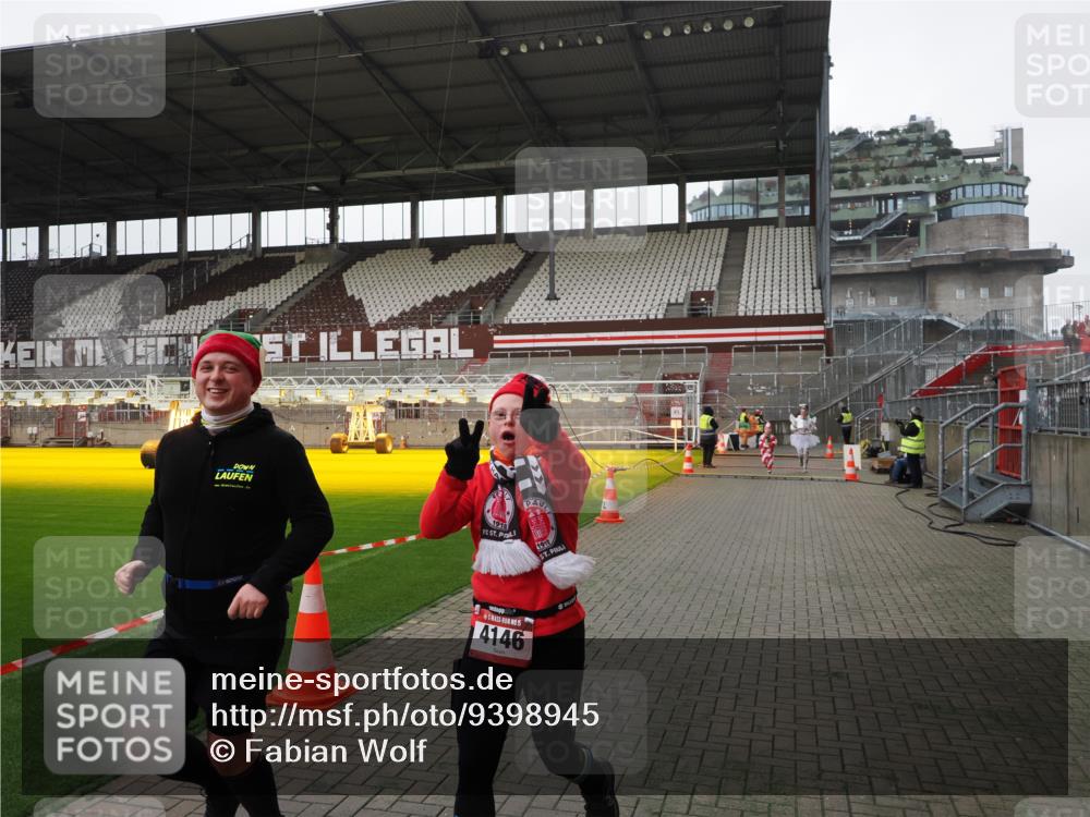 07.12.2025 - St. Pauli X-Mass-Run No. 15 Fabian Wolf http://msf.ph/oto/9398945 07.12.2025 10:56:28 Ziel 236, 248, 951, 955, 1790, 1793, 2170, 4063, 4146 meine-sportfotos.de