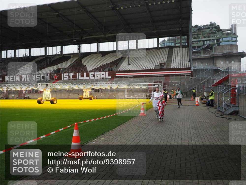 07.12.2025 - St. Pauli X-Mass-Run No. 15 Fabian Wolf http://msf.ph/oto/9398957 07.12.2025 10:56:32 Ziel 236, 248, 759, 2170, 4063, 4146 meine-sportfotos.de