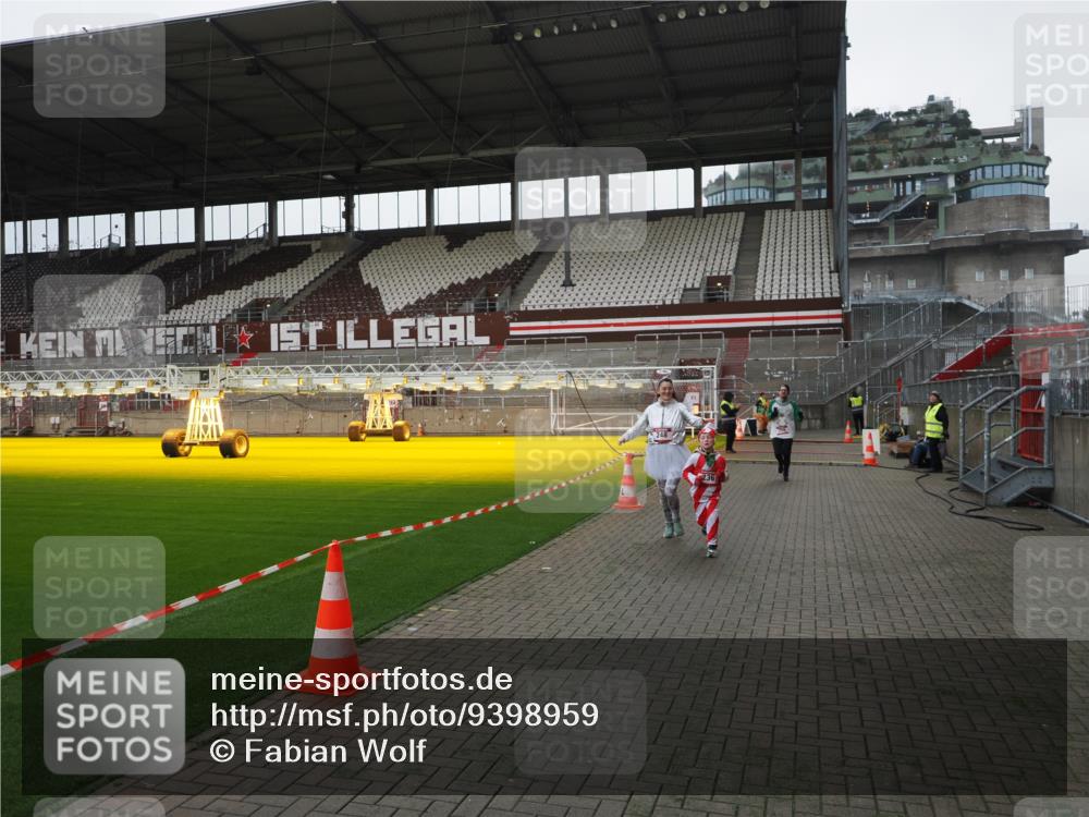 07.12.2025 - St. Pauli X-Mass-Run No. 15 Fabian Wolf http://msf.ph/oto/9398959 07.12.2025 10:56:32 Ziel 236, 248, 759, 2170, 4063, 4146 meine-sportfotos.de