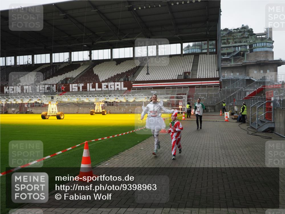 07.12.2025 - St. Pauli X-Mass-Run No. 15 Fabian Wolf http://msf.ph/oto/9398963 07.12.2025 10:56:33 Ziel 236, 248, 759, 2170, 4063, 4146 meine-sportfotos.de