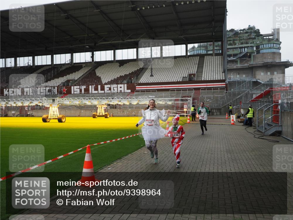 07.12.2025 - St. Pauli X-Mass-Run No. 15 Fabian Wolf http://msf.ph/oto/9398964 07.12.2025 10:56:33 Ziel 236, 248, 759, 2170, 4063, 4146 meine-sportfotos.de
