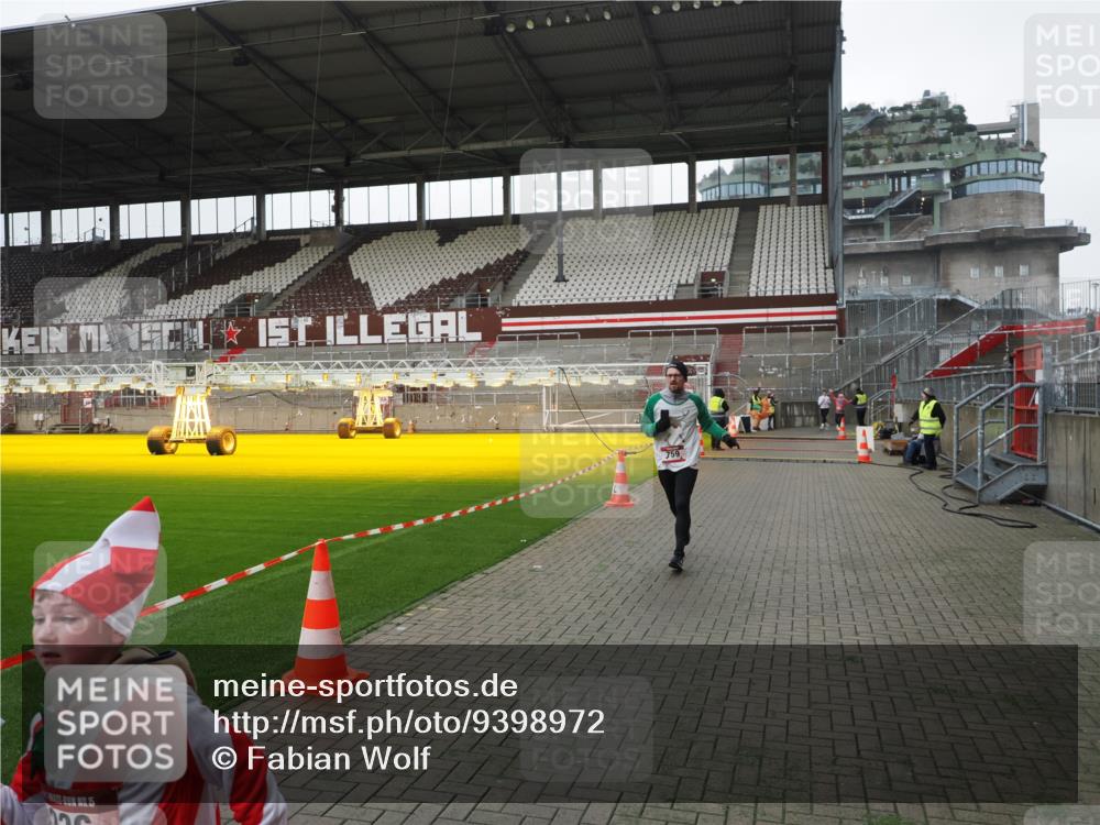 07.12.2025 - St. Pauli X-Mass-Run No. 15 Fabian Wolf http://msf.ph/oto/9398972 07.12.2025 10:56:35 Ziel 236, 248, 759, 2170, 4063, 4146 meine-sportfotos.de