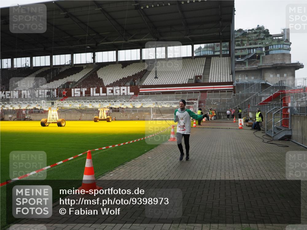 07.12.2025 - St. Pauli X-Mass-Run No. 15 Fabian Wolf http://msf.ph/oto/9398973 07.12.2025 10:56:35 Ziel 236, 248, 759, 2170, 4063, 4146 meine-sportfotos.de