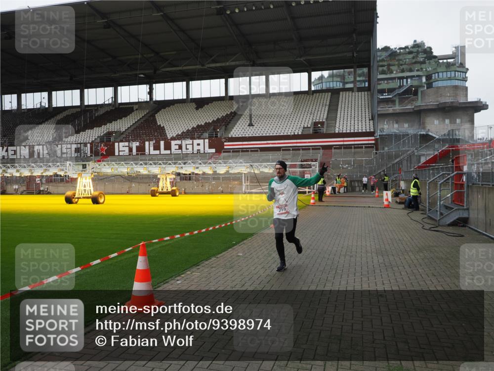 07.12.2025 - St. Pauli X-Mass-Run No. 15 Fabian Wolf http://msf.ph/oto/9398974 07.12.2025 10:56:35 Ziel 236, 248, 759, 2170, 4063, 4146 meine-sportfotos.de