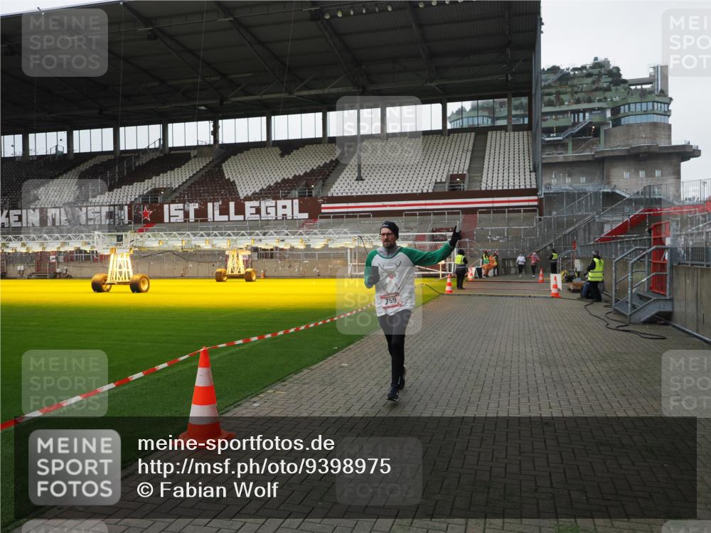 07.12.2025 - St. Pauli X-Mass-Run No. 15 Fabian Wolf http://msf.ph/oto/9398975 07.12.2025 10:56:36 Ziel 236, 248, 759, 2170, 4063, 4146 meine-sportfotos.de