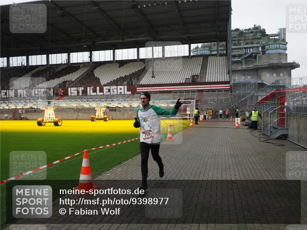 07.12.2025 - St. Pauli X-Mass-Run No. 15 Fabian Wolf http://msf.ph/oto/9398977 07.12.2025 10:56:36 Ziel 236, 248, 759, 2170, 4063, 4146 meine-sportfotos.de