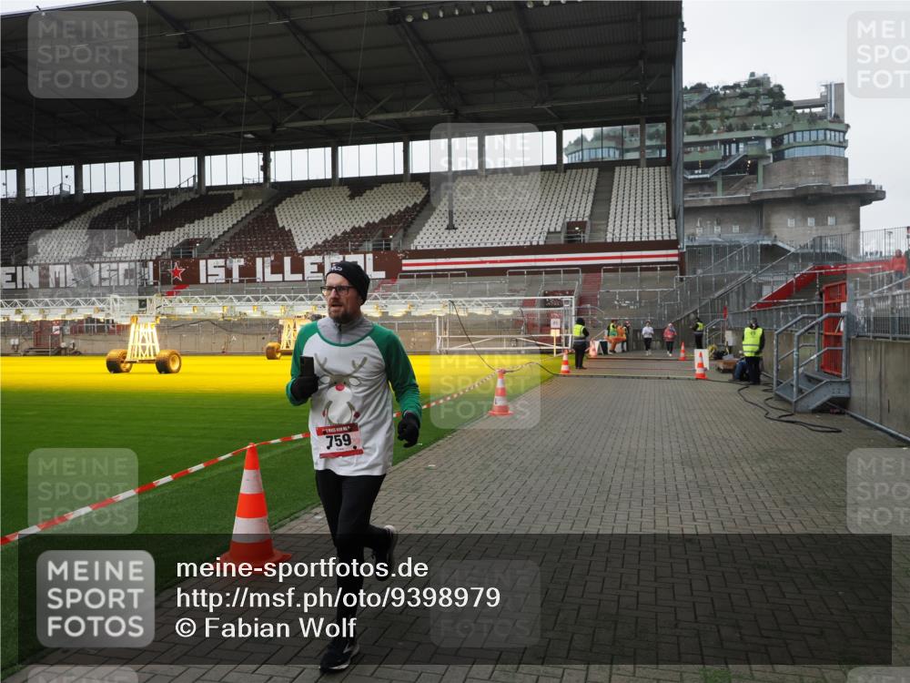 07.12.2025 - St. Pauli X-Mass-Run No. 15 Fabian Wolf http://msf.ph/oto/9398979 07.12.2025 10:56:36 Ziel 236, 248, 759, 2170, 4063, 4146 meine-sportfotos.de