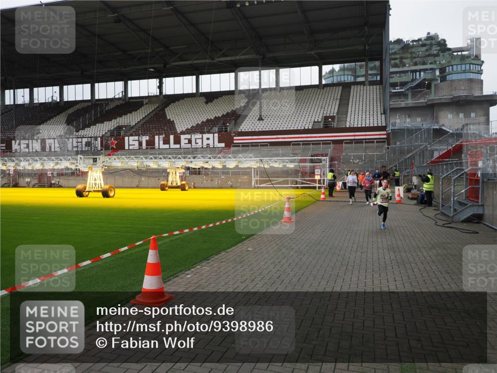 07.12.2025 - St. Pauli X-Mass-Run No. 15 Fabian Wolf http://msf.ph/oto/9398986 07.12.2025 10:56:44 Ziel 55, 236, 248, 417, 555, 759, 2538, 2542 meine-sportfotos.de
