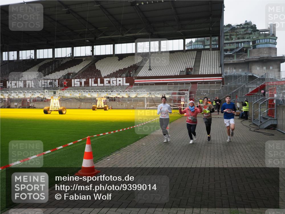 07.12.2025 - St. Pauli X-Mass-Run No. 15 Fabian Wolf http://msf.ph/oto/9399014 07.12.2025 10:56:50 Ziel 55, 417, 555, 568, 759, 1203, 2538, 2542, 2664, 3275 meine-sportfotos.de