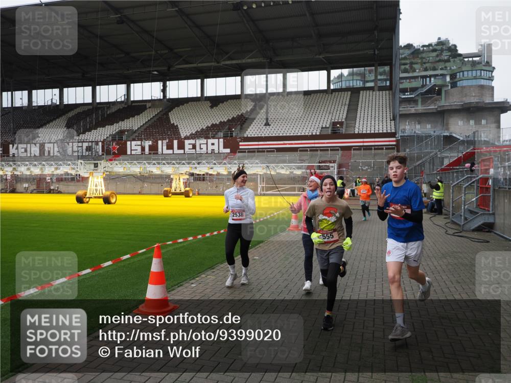 07.12.2025 - St. Pauli X-Mass-Run No. 15 Fabian Wolf http://msf.ph/oto/9399020 07.12.2025 10:56:51 Ziel 55, 417, 555, 566, 568, 1203, 2538, 2542, 2664, 3275 meine-sportfotos.de