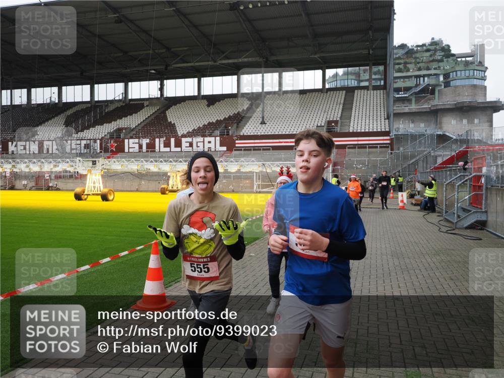 07.12.2025 - St. Pauli X-Mass-Run No. 15 Fabian Wolf http://msf.ph/oto/9399023 07.12.2025 10:56:52 Ziel 55, 417, 555, 566, 568, 763, 1203, 2538, 2542, 2664, 3275 meine-sportfotos.de