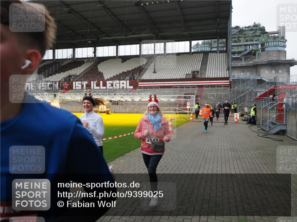 07.12.2025 - St. Pauli X-Mass-Run No. 15 Fabian Wolf http://msf.ph/oto/9399025 07.12.2025 10:56:52 Ziel 55, 417, 555, 566, 568, 763, 1203, 2538, 2542, 2664, 3275 meine-sportfotos.de