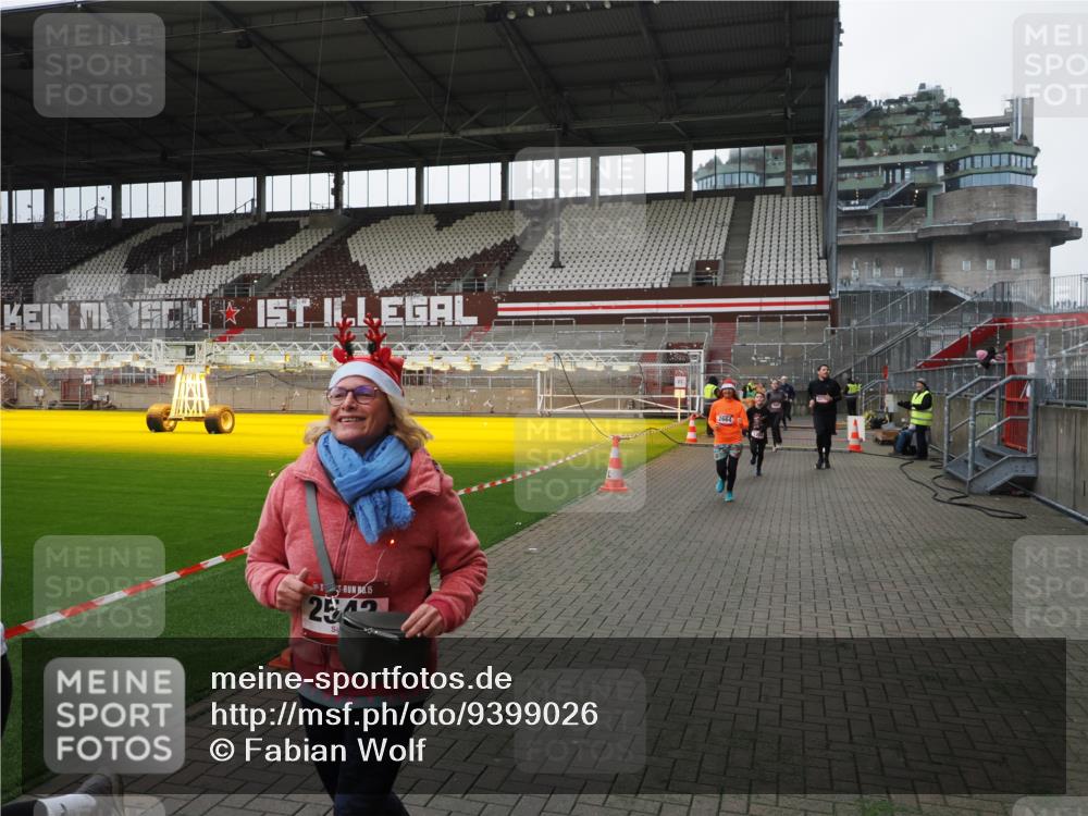 07.12.2025 - St. Pauli X-Mass-Run No. 15 Fabian Wolf http://msf.ph/oto/9399026 07.12.2025 10:56:53 Ziel 55, 417, 555, 566, 568, 763, 1203, 2538, 2542, 2664, 3275 meine-sportfotos.de