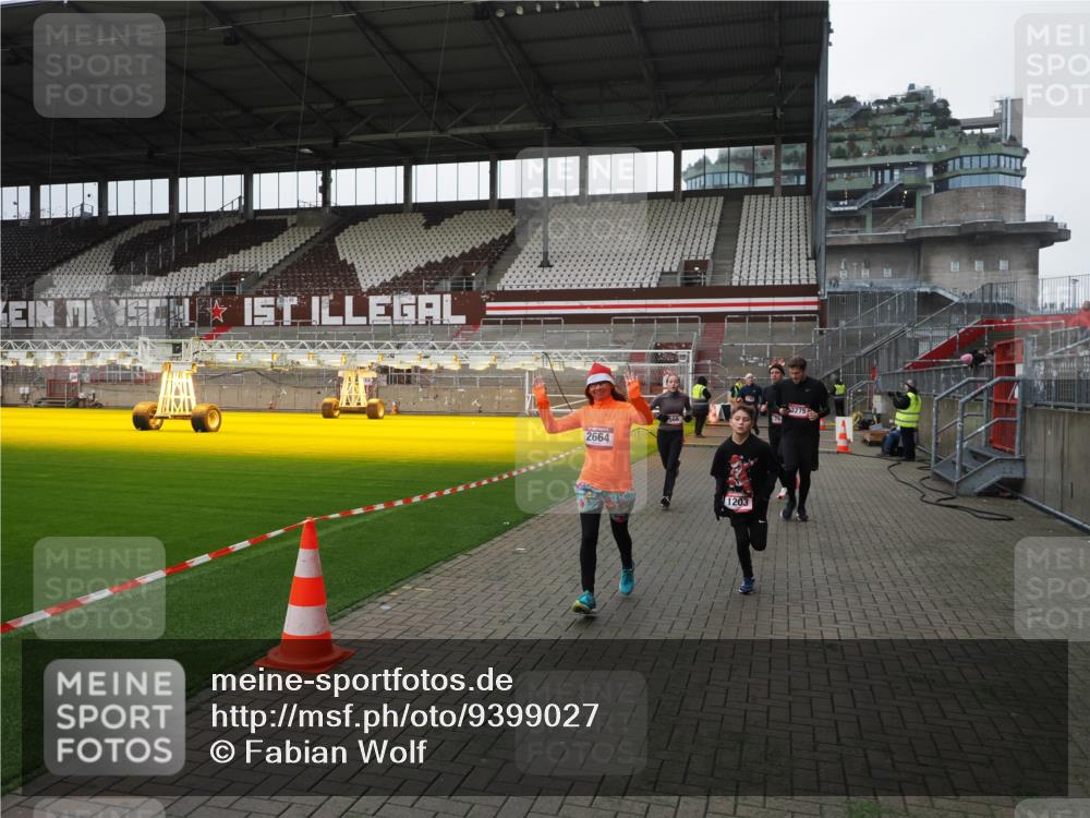 07.12.2025 - St. Pauli X-Mass-Run No. 15 Fabian Wolf http://msf.ph/oto/9399027 07.12.2025 10:56:55 Ziel 55, 417, 555, 566, 568, 763, 1203, 2538, 2542, 2664, 3275, 4799 meine-sportfotos.de