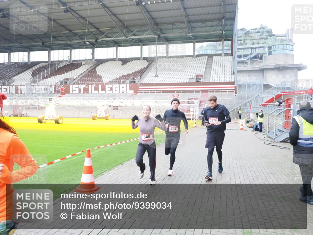 07.12.2025 - St. Pauli X-Mass-Run No. 15 Fabian Wolf http://msf.ph/oto/9399034 07.12.2025 10:56:57 Ziel 55, 417, 555, 566, 568, 763, 1203, 2538, 2542, 2664, 3275, 4799 meine-sportfotos.de