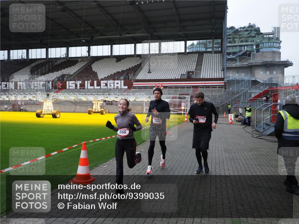 07.12.2025 - St. Pauli X-Mass-Run No. 15 Fabian Wolf http://msf.ph/oto/9399035 07.12.2025 10:56:57 Ziel 55, 417, 555, 566, 568, 763, 1203, 2538, 2542, 2664, 3275, 4799 meine-sportfotos.de