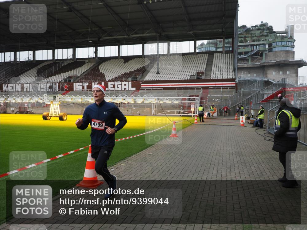 07.12.2025 - St. Pauli X-Mass-Run No. 15 Fabian Wolf http://msf.ph/oto/9399044 07.12.2025 10:57:00 Ziel 55, 417, 555, 566, 568, 763, 1203, 2538, 2542, 2664, 3275, 4799 meine-sportfotos.de