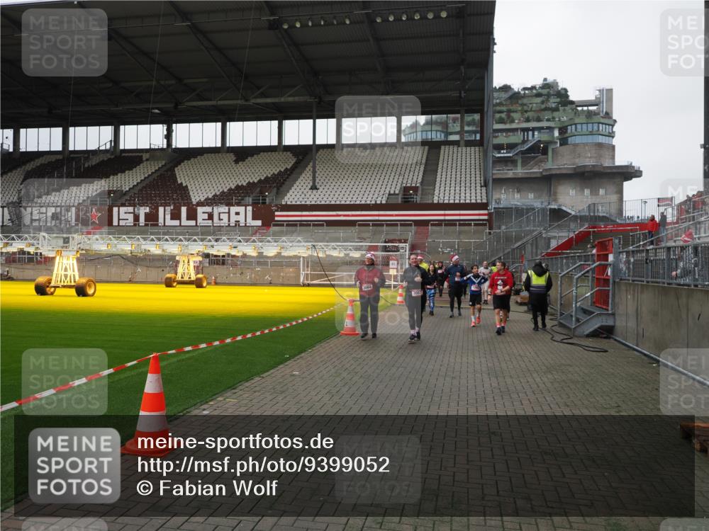 07.12.2025 - St. Pauli X-Mass-Run No. 15 Fabian Wolf http://msf.ph/oto/9399052 07.12.2025 10:57:16 Ziel 130, 251, 280, 773, 1097, 1099, 1387, 2297, 2298, 2665, 3064, 3067 meine-sportfotos.de
