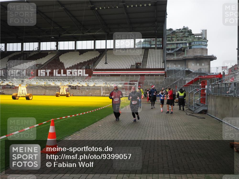 07.12.2025 - St. Pauli X-Mass-Run No. 15 Fabian Wolf http://msf.ph/oto/9399057 07.12.2025 10:57:17 Ziel 130, 251, 280, 773, 1097, 1099, 1387, 2290, 2296, 2297, 2298, 2665, 3064, 3067 meine-sportfotos.de