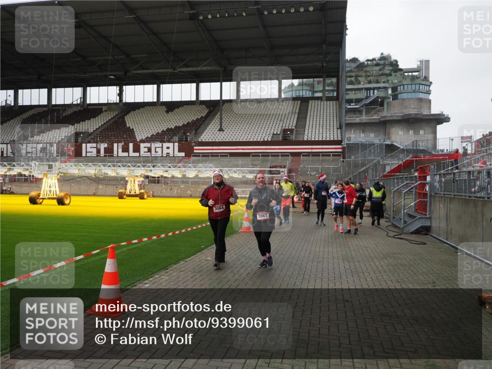 07.12.2025 - St. Pauli X-Mass-Run No. 15 Fabian Wolf http://msf.ph/oto/9399061 07.12.2025 10:57:18 Ziel 130, 251, 280, 773, 1097, 1099, 1387, 2290, 2296, 2297, 2298, 2665, 3064, 3067 meine-sportfotos.de