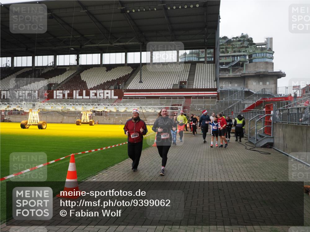 07.12.2025 - St. Pauli X-Mass-Run No. 15 Fabian Wolf http://msf.ph/oto/9399062 07.12.2025 10:57:18 Ziel 130, 251, 280, 773, 1097, 1099, 1387, 2290, 2296, 2297, 2298, 2665, 3064, 3067 meine-sportfotos.de