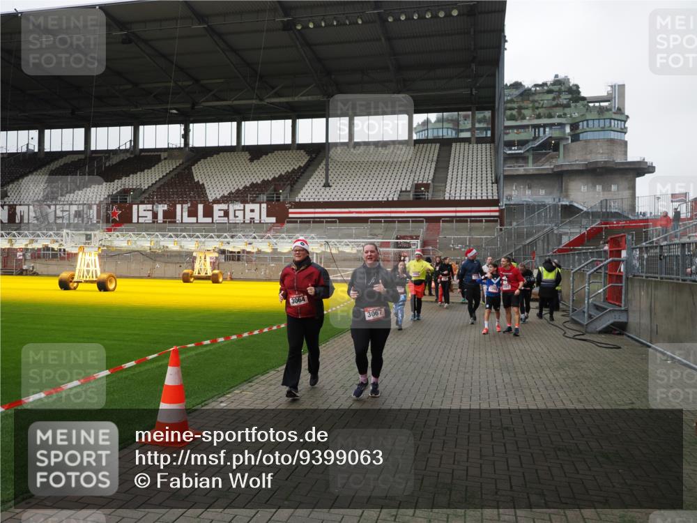 07.12.2025 - St. Pauli X-Mass-Run No. 15 Fabian Wolf http://msf.ph/oto/9399063 07.12.2025 10:57:18 Ziel 130, 251, 280, 773, 1097, 1099, 1387, 2290, 2296, 2297, 2298, 2665, 3064, 3067 meine-sportfotos.de