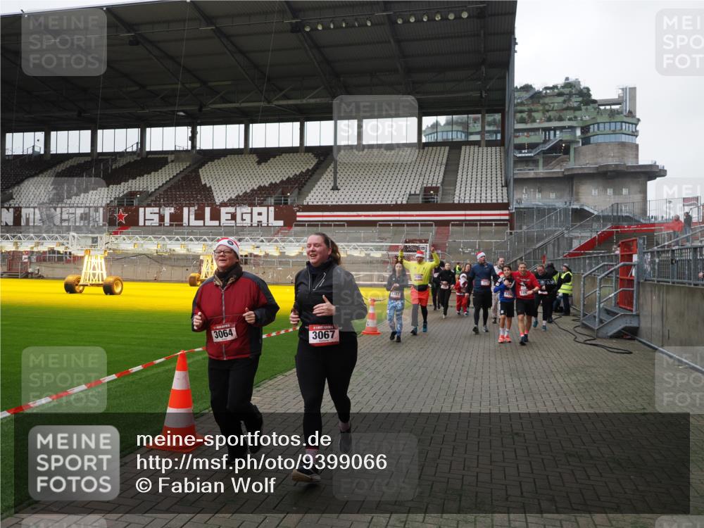 07.12.2025 - St. Pauli X-Mass-Run No. 15 Fabian Wolf http://msf.ph/oto/9399066 07.12.2025 10:57:19 Ziel 130, 251, 280, 773, 1097, 1099, 1387, 2290, 2296, 2297, 2298, 2665, 3064, 3067 meine-sportfotos.de