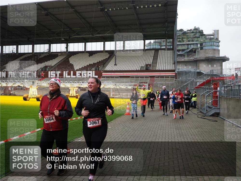 07.12.2025 - St. Pauli X-Mass-Run No. 15 Fabian Wolf http://msf.ph/oto/9399068 07.12.2025 10:57:20 Ziel 130, 251, 280, 773, 1097, 1099, 1387, 2290, 2296, 2297, 2298, 2665, 3064, 3067 meine-sportfotos.de