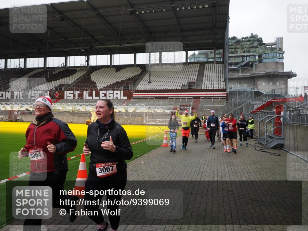 07.12.2025 - St. Pauli X-Mass-Run No. 15 Fabian Wolf http://msf.ph/oto/9399069 07.12.2025 10:57:20 Ziel 130, 251, 280, 773, 1097, 1099, 1387, 2290, 2296, 2297, 2298, 2665, 3064, 3067 meine-sportfotos.de