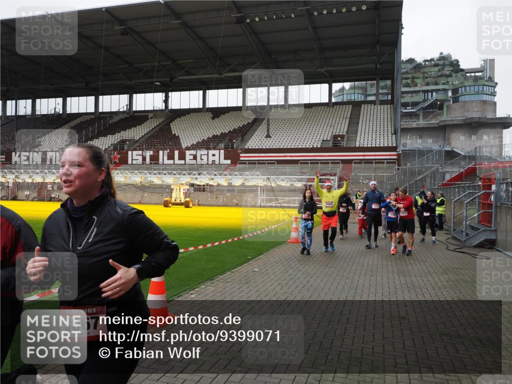 07.12.2025 - St. Pauli X-Mass-Run No. 15 Fabian Wolf http://msf.ph/oto/9399071 07.12.2025 10:57:20 Ziel 130, 251, 280, 773, 1097, 1099, 1387, 2290, 2296, 2297, 2298, 2665, 3064, 3067 meine-sportfotos.de
