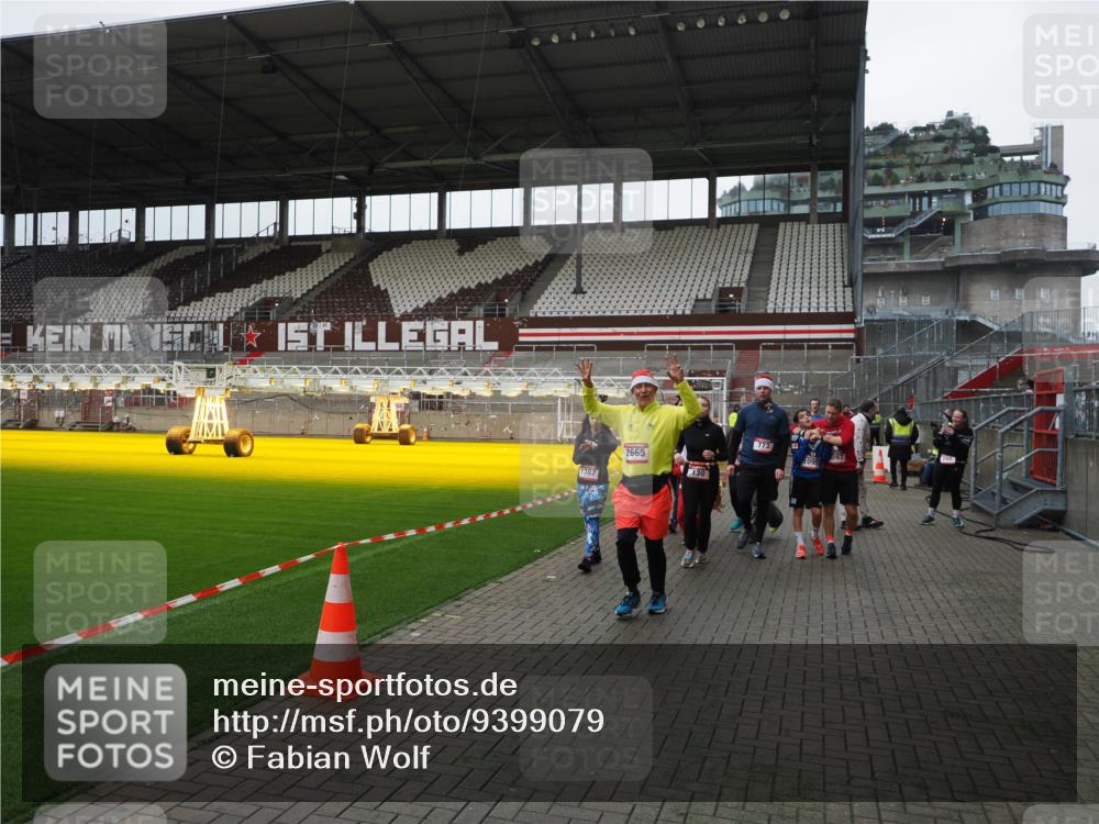 07.12.2025 - St. Pauli X-Mass-Run No. 15 Fabian Wolf http://msf.ph/oto/9399079 07.12.2025 10:57:22 Ziel 130, 251, 280, 773, 994, 1097, 1099, 1387, 2290, 2296, 2297, 2298, 2665, 3064, 3067 meine-sportfotos.de