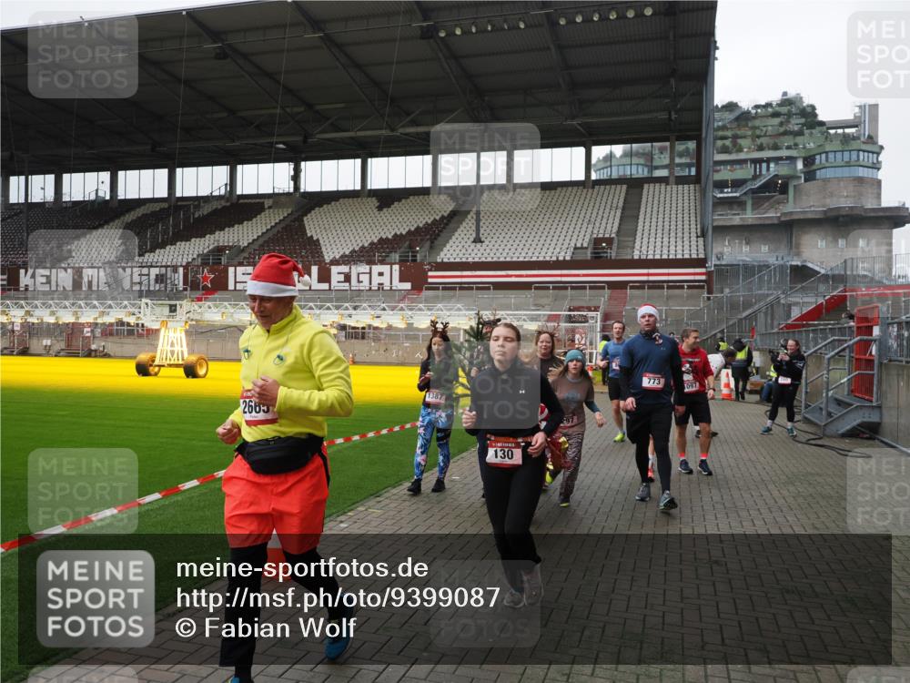 07.12.2025 - St. Pauli X-Mass-Run No. 15 Fabian Wolf http://msf.ph/oto/9399087 07.12.2025 10:57:24 Ziel 130, 251, 280, 773, 994, 1097, 1099, 1387, 2290, 2296, 2297, 2298, 2665, 3064, 3067 meine-sportfotos.de