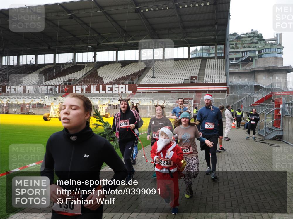 07.12.2025 - St. Pauli X-Mass-Run No. 15 Fabian Wolf http://msf.ph/oto/9399091 07.12.2025 10:57:25 Ziel 130, 251, 280, 773, 994, 1099, 1387, 2290, 2296, 2297, 2298, 2665, 3064, 3067 meine-sportfotos.de