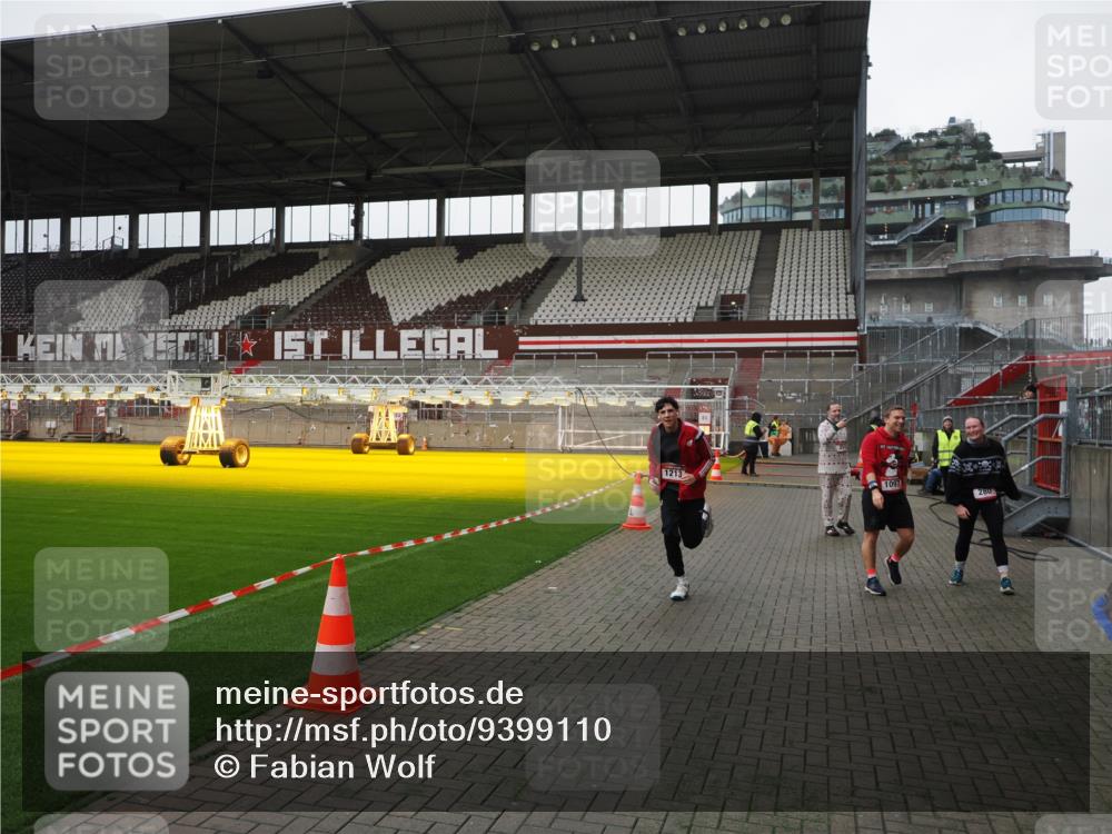 07.12.2025 - St. Pauli X-Mass-Run No. 15 Fabian Wolf http://msf.ph/oto/9399110 07.12.2025 10:57:31 Ziel 130, 251, 773, 994, 1213, 1387, 2290, 2296, 2297, 2298, 2665 meine-sportfotos.de