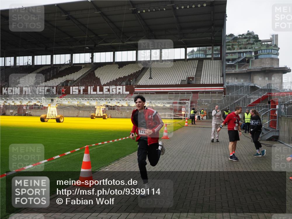 07.12.2025 - St. Pauli X-Mass-Run No. 15 Fabian Wolf http://msf.ph/oto/9399114 07.12.2025 10:57:32 Ziel 130, 251, 773, 994, 1213, 1387, 2290, 2296, 2297, 2298 meine-sportfotos.de