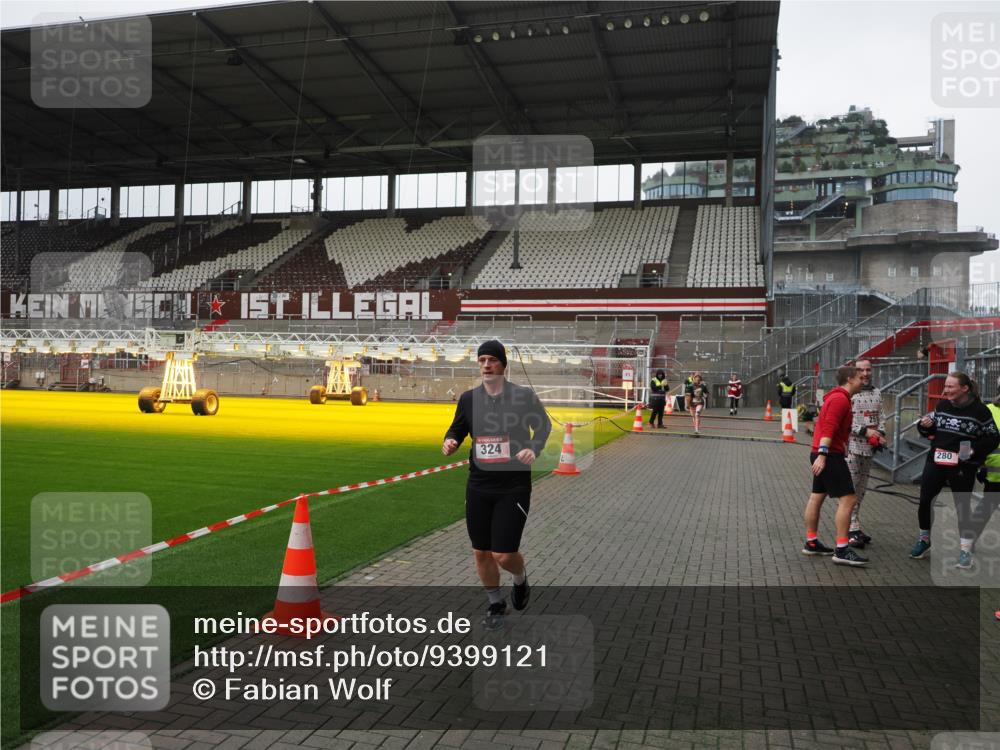 07.12.2025 - St. Pauli X-Mass-Run No. 15 Fabian Wolf http://msf.ph/oto/9399121 07.12.2025 10:57:41 Ziel 324, 994, 1213, 1390 meine-sportfotos.de